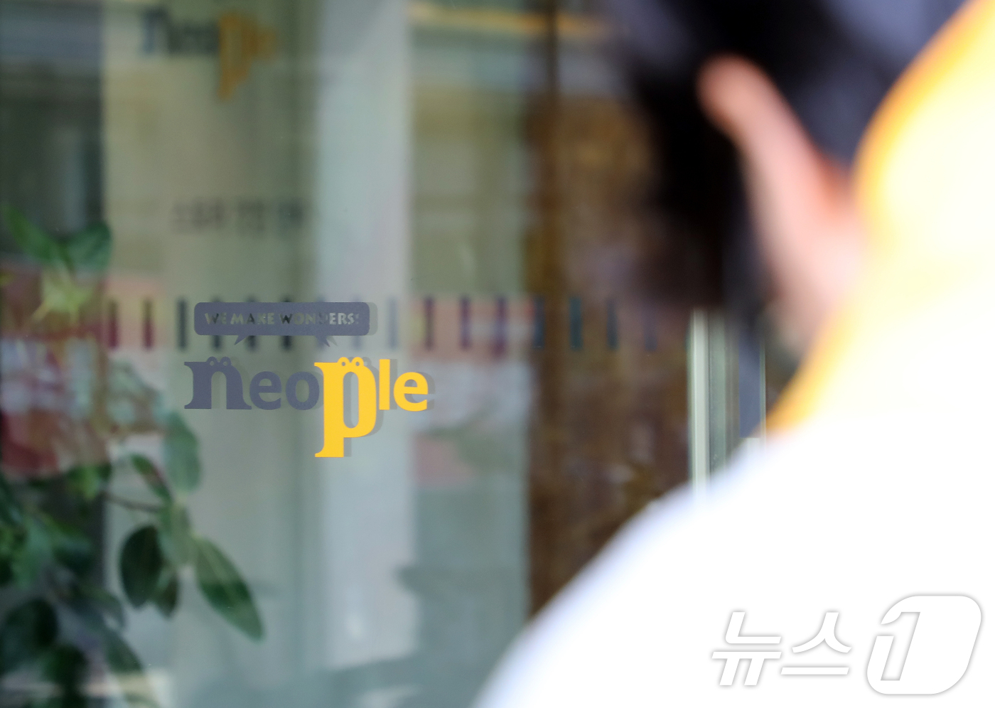 (제주=뉴스1) 오미란 기자 = 25일 오후 제주시 노형동 네오플 본사 앞에서 노조원들이 파업 결의대회를 준비하고 있다. 2025.6.25/뉴스1