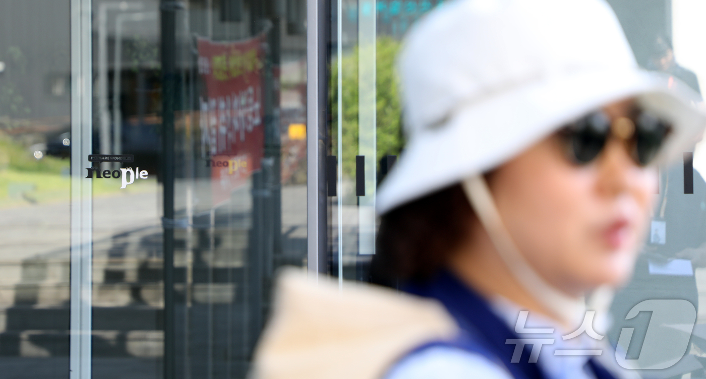 (제주=뉴스1) 오미란 기자 = 25일 오후 제주시 노형동 네오플 본사 앞에서 노조원들이 파업 결의대회를 준비하고 있다. 2025.6.25/뉴스1