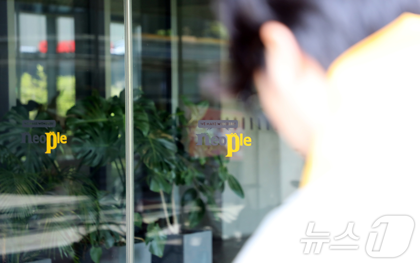 (제주=뉴스1) 오미란 기자 = 25일 오후 제주시 노형동 네오플 본사 앞에서 노조원들이 파업 결의대회를 준비하고 있다. 2025.6.25/뉴스1