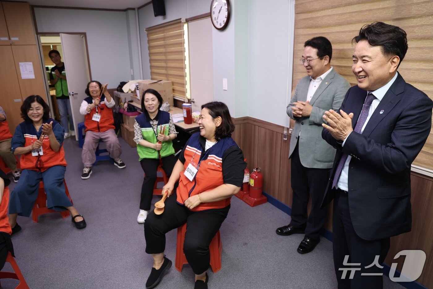 본문 이미지 - 25 일 오후 옥천군 자원봉사센터를 방문한 김영환 충북지사가 자원봉사자들과 대화를 나누며 환하게 웃고 있다. &#40;충북도 제공, 재판매 및 DB금지&#41;뉴스1