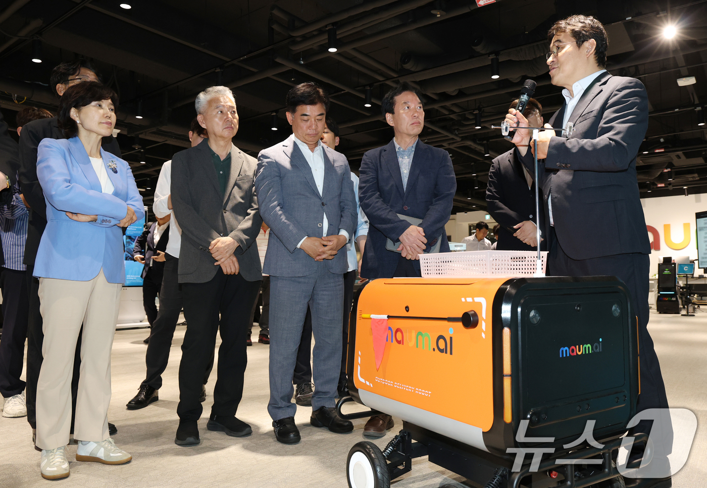 (성남=뉴스1) 김영운 기자 = 정태호 국정기획위원회 경제1분과 위원장과 분과·전문위원이 25일 오후 경기 성남시 수정구 마음AI 사옥을 방문해 다양한 피지컬 AI 로봇을 살펴보고 …