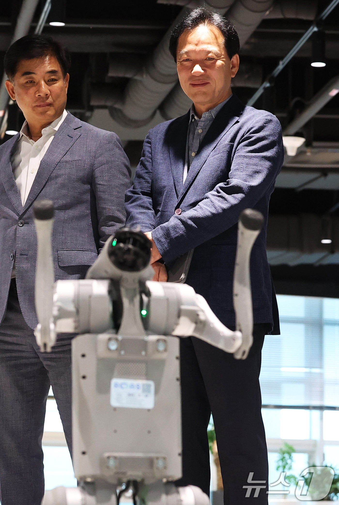 (성남=뉴스1) 김영운 기자 = 정태호 국정기획위원회 경제1분과장과 위원들이 25일 경기도 성남시 수정구 피지컬 AI 로봇 스타트업 마음AI를 방문해 관계자로부터 다양한 피지컬 로 …