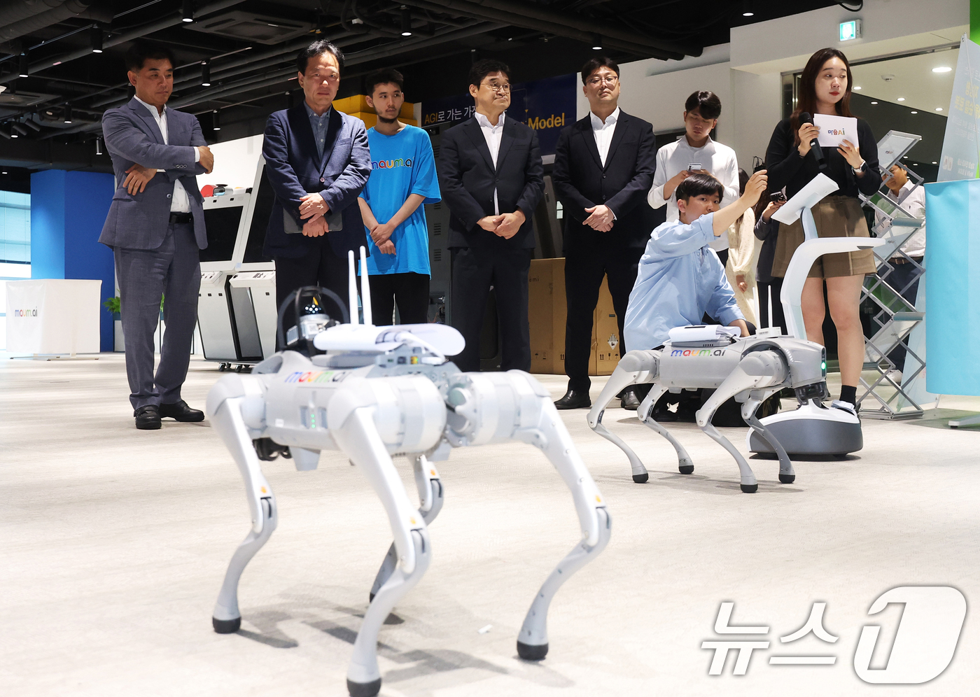 (성남=뉴스1) 김영운 기자 = 정태호 국정기획위원회 경제1분과장과 위원들이 25일 경기도 성남시 수정구 피지컬 AI 로봇 스타트업 마음AI를 방문해 관계자로부터 다양한 피지컬 로 …