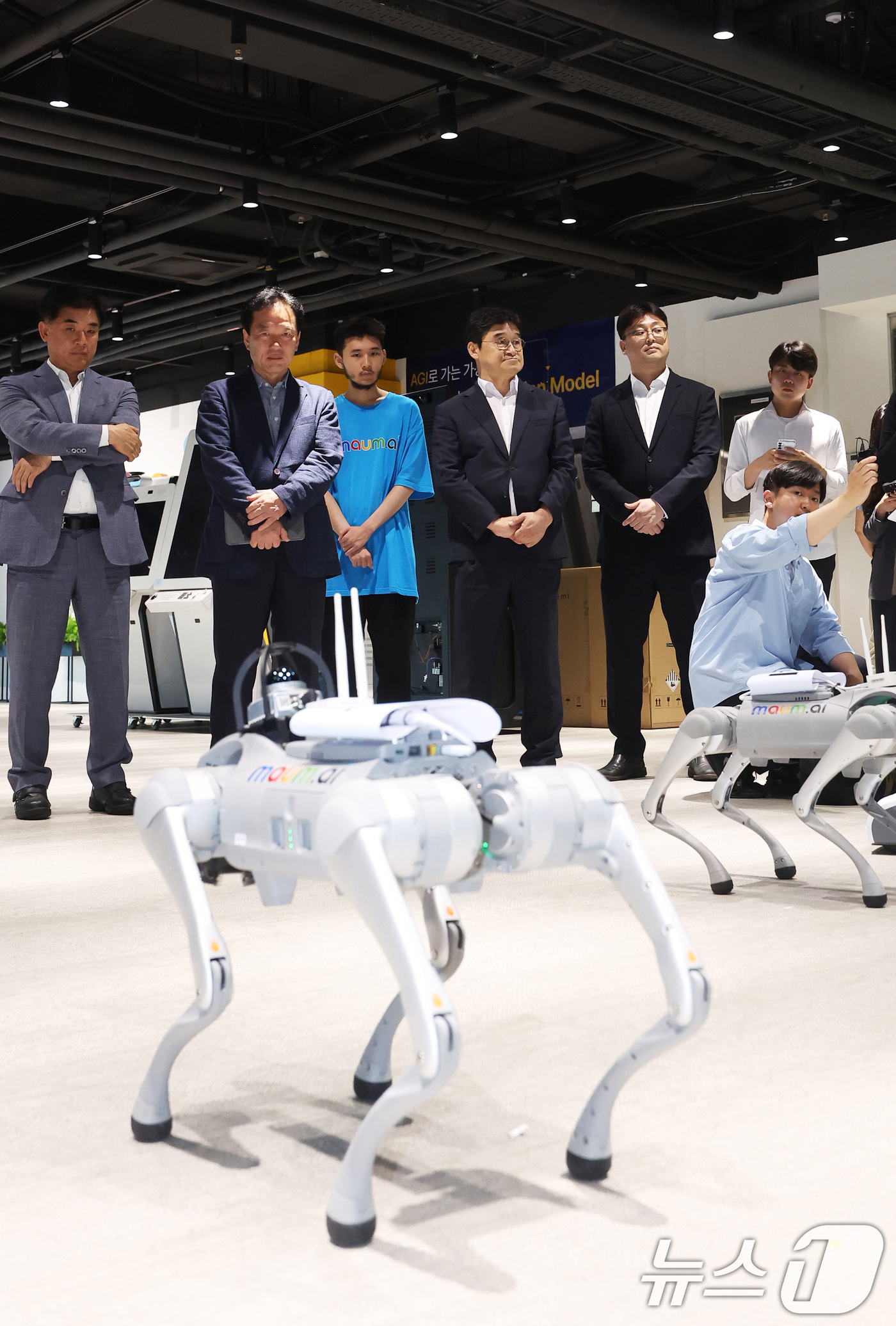 (성남=뉴스1) 김영운 기자 = 정태호 국정기획위원회 경제1분과장과 위원들이 25일 경기도 성남시 수정구 피지컬 AI 로봇 스타트업 마음AI를 방문해 관계자로부터 다양한 피지컬 로 …