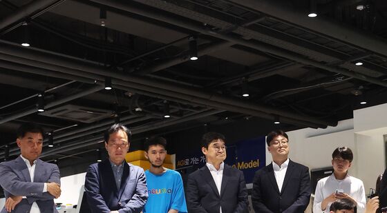정찰 로봇 살펴보는 정태호 국정위 경제1분과장