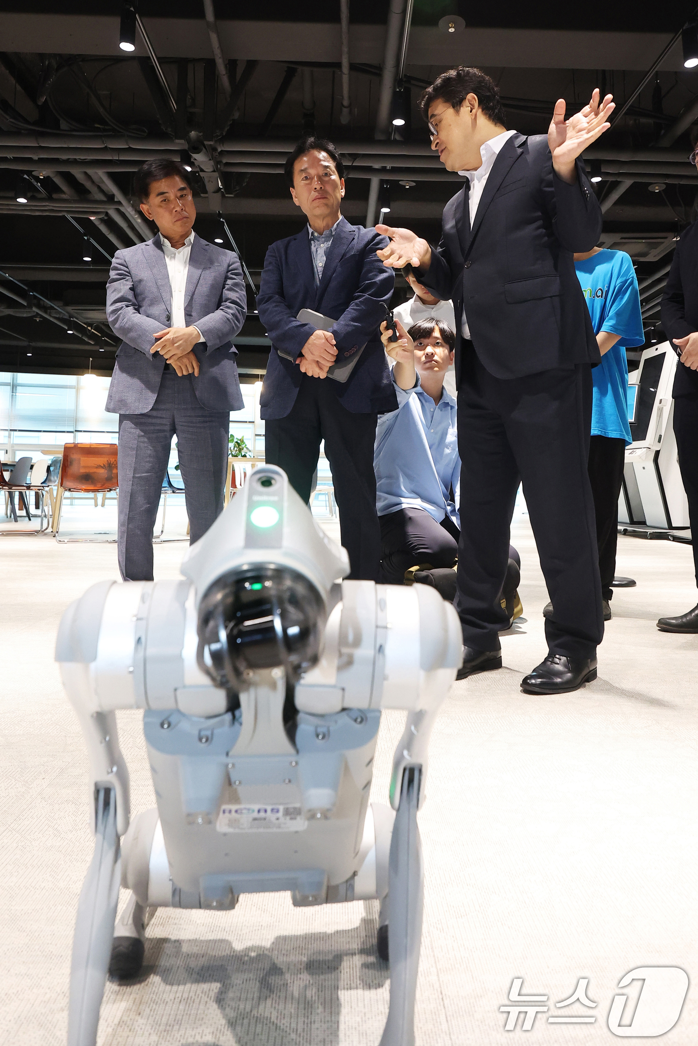(성남=뉴스1) 김영운 기자 = 정태호 국정기획위원회 경제1분과장과 위원들이 25일 경기도 성남시 수정구 피지컬 AI 로봇 스타트업 마음AI를 방문해 관계자로부터 다양한 피지컬 로 …