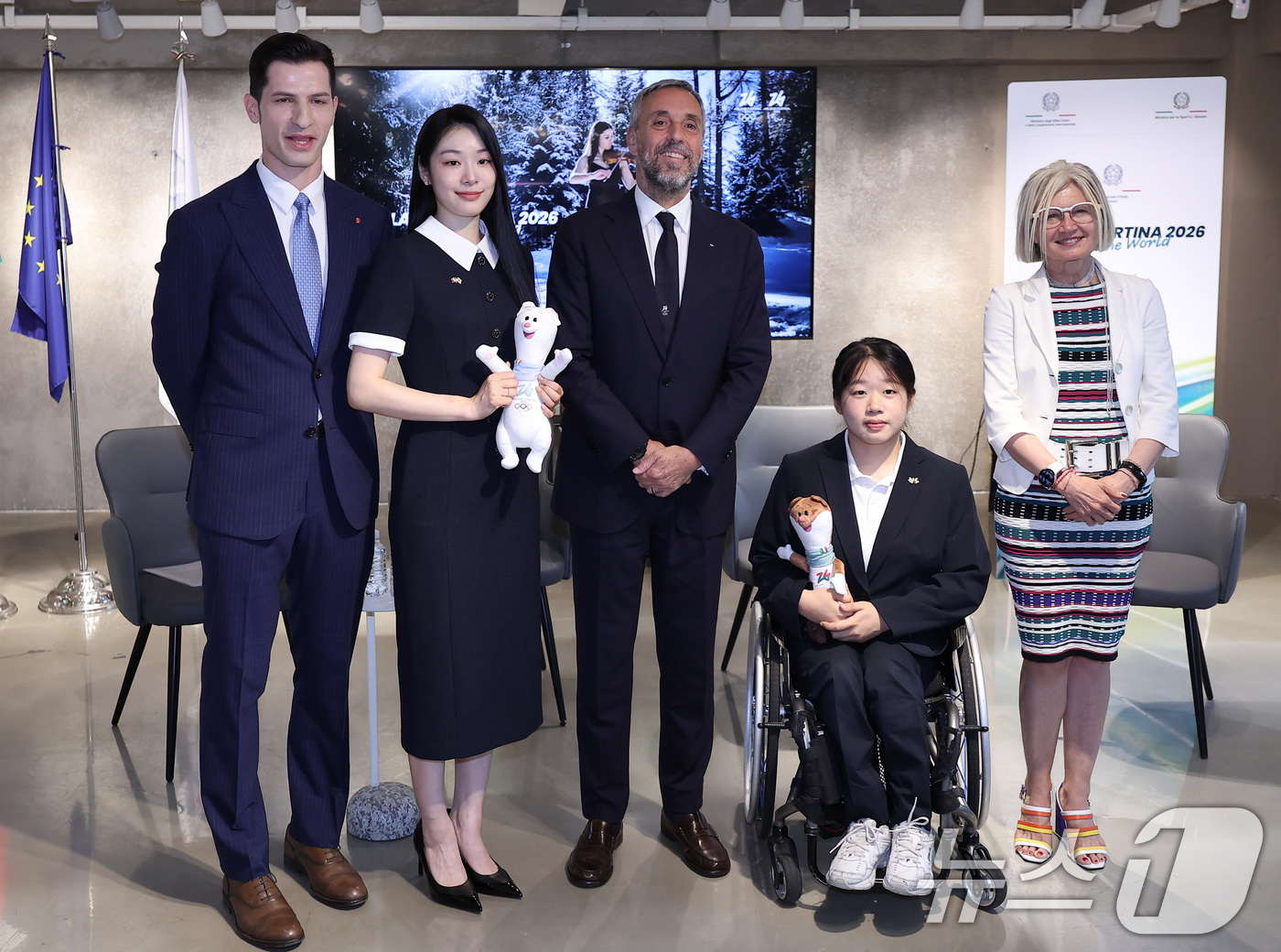 (서울=뉴스1) 김성진 기자 = 방송인 알베르토 몬디(왼쪽부터), 전 피겨스케이팅 선수 김연아, 안드레아 바르니에르 밀라노 코르티나 동계올림픽 CEO, 패럴림픽 노르딕 스키 국가대 …