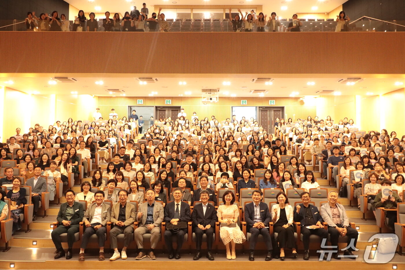 본문 이미지 - 문형배 전 헌법재판소장 권한대행은 이날 울산시교육청 대강당에서 ‘헌법의 관점에서 교육을 생각하다’를 주제로 열린 강연했다. ⓒ News1 김세은 기자