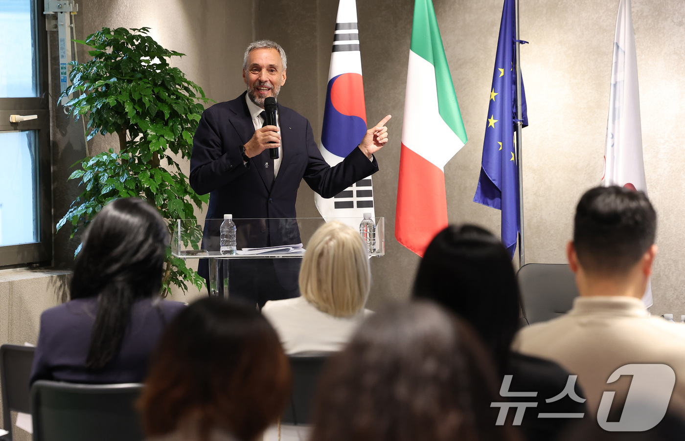 (서울=뉴스1) 김성진 기자 = 안드레아 바르니에르 밀라노 코르티나 동계올림픽 CEO가 25일 서울 강남구 신사동 하이스트리트 이탈리아에서 열린 2026 밀라노 코르티나 동계 올림 …