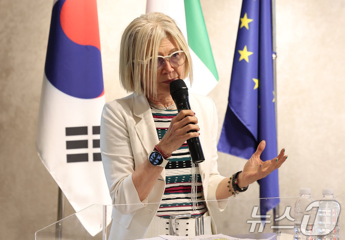 본문 이미지 - 에밀리아 가토 주한이탈리아 대사가 25일 서울 강남구 신사동 하이스트리트 이탈리아에서 열린 2026 밀라노 코르티나 동계 올림픽 공식 설명회에서 발언하고 있다. 2025.6.25/뉴스1 ⓒ News1 김성진 기자