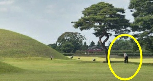 경주 왕릉 잔디밭서 골프 연습…"저래도 돼?" 외국인 관광객이 사진 공개