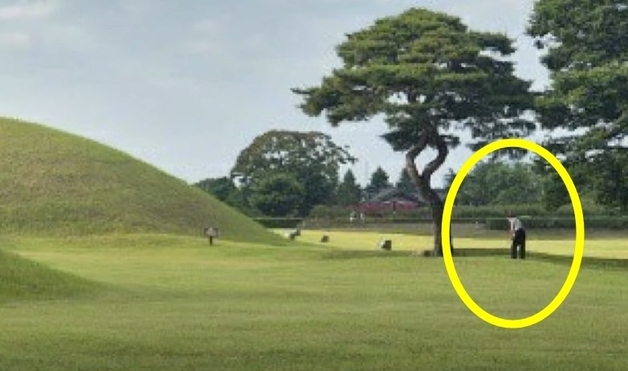 경주 왕릉 잔디밭서 골프 연습…"저래도 돼?" 외국인 관광객이 사진 공개
