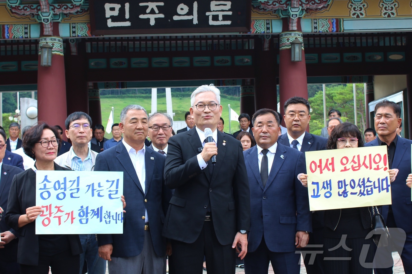 (광주=뉴스1) = 송영길 소나무당 대표가 25일 오후 보석 석방 후 첫 일정으로 광주 북구 국립5·18민주묘지를 참배한 뒤 발언하고 있다. (소나무당 제공. 재판매 및 DB 금지 …