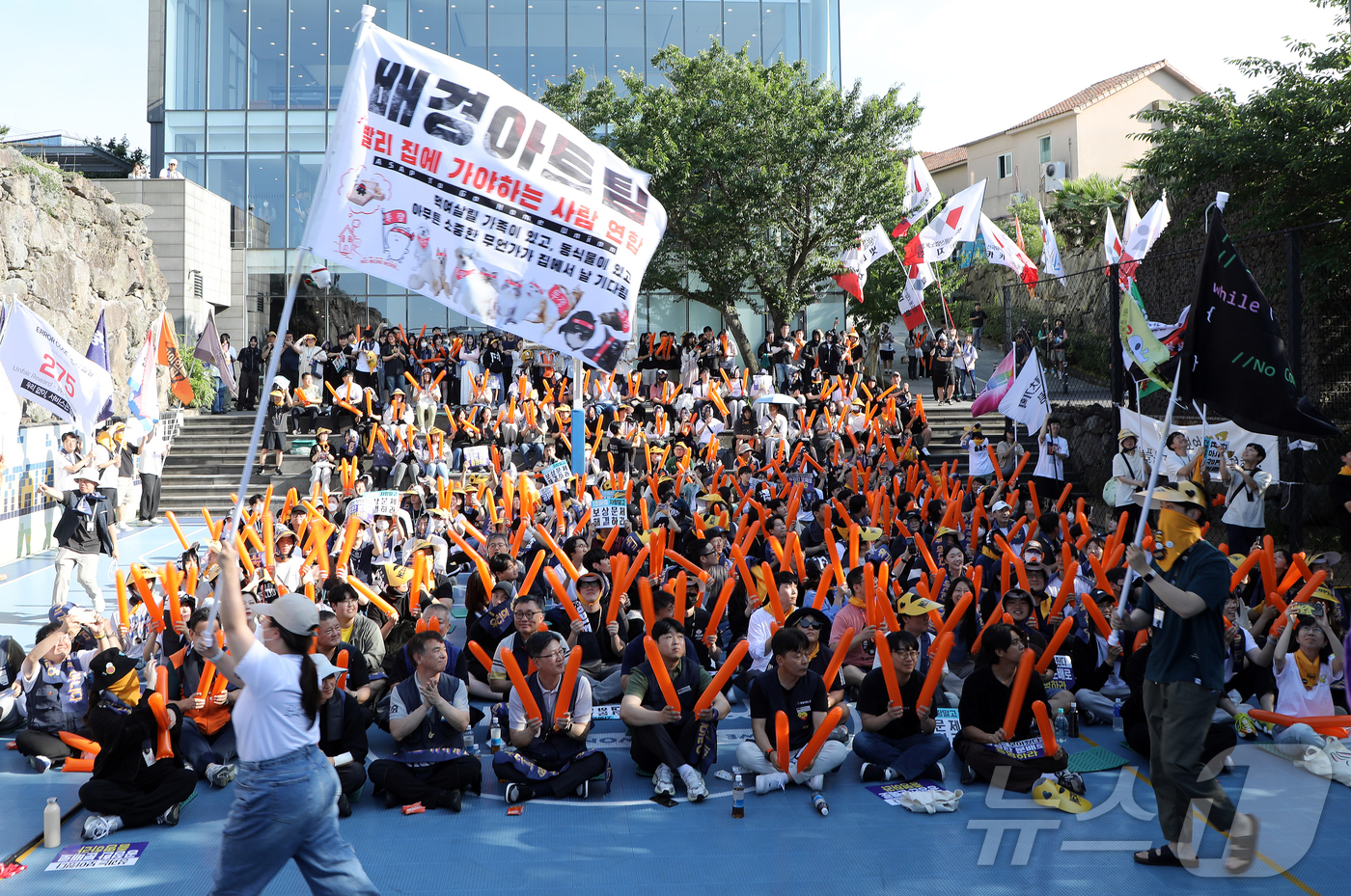 (제주=뉴스1) 오미란 기자 = 민주노총 화학섬유식품노조 넥슨지회 네오플분회 소속 네오플 본사 조합원들이 25일 오후 제주시 노형동 네오플 본사에서 총파업 결의대회를 하고 있다. …