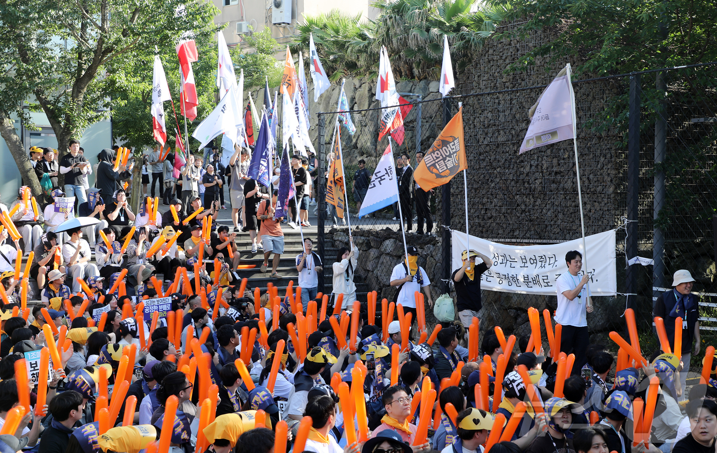 (제주=뉴스1) 오미란 기자 = 민주노총 화학섬유식품노조 넥슨지회 네오플분회 소속 네오플 본사 조합원들이 25일 오후 제주시 노형동 네오플 본사에서 총파업 결의대회를 하고 있다. …