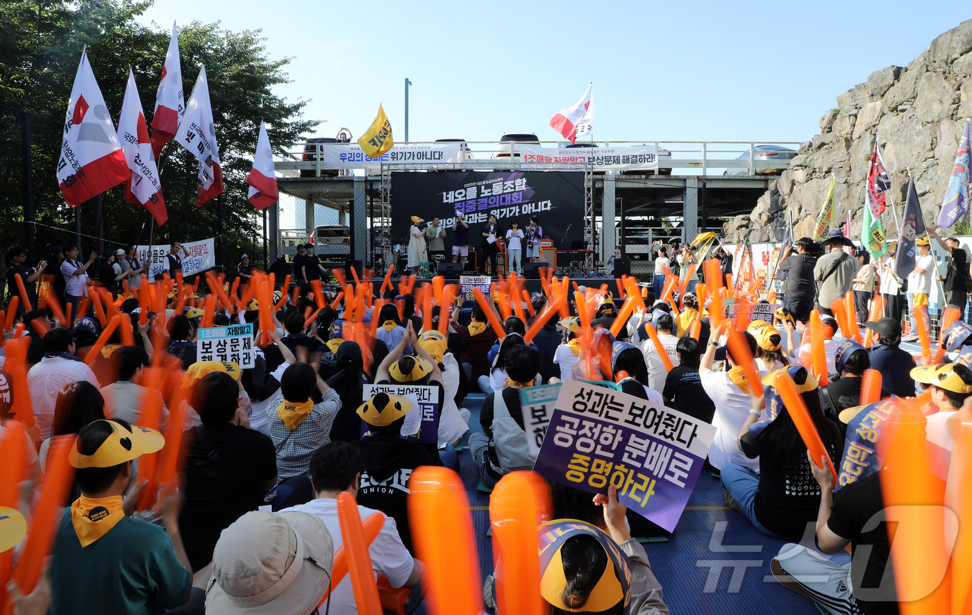 (제주=뉴스1) 오미란 기자 = 민주노총 화학섬유식품노조 넥슨지회 네오플분회 소속 네오플 본사 조합원들이 25일 오후 제주시 노형동 네오플 본사에서 총파업 결의대회를 하고 있다. …