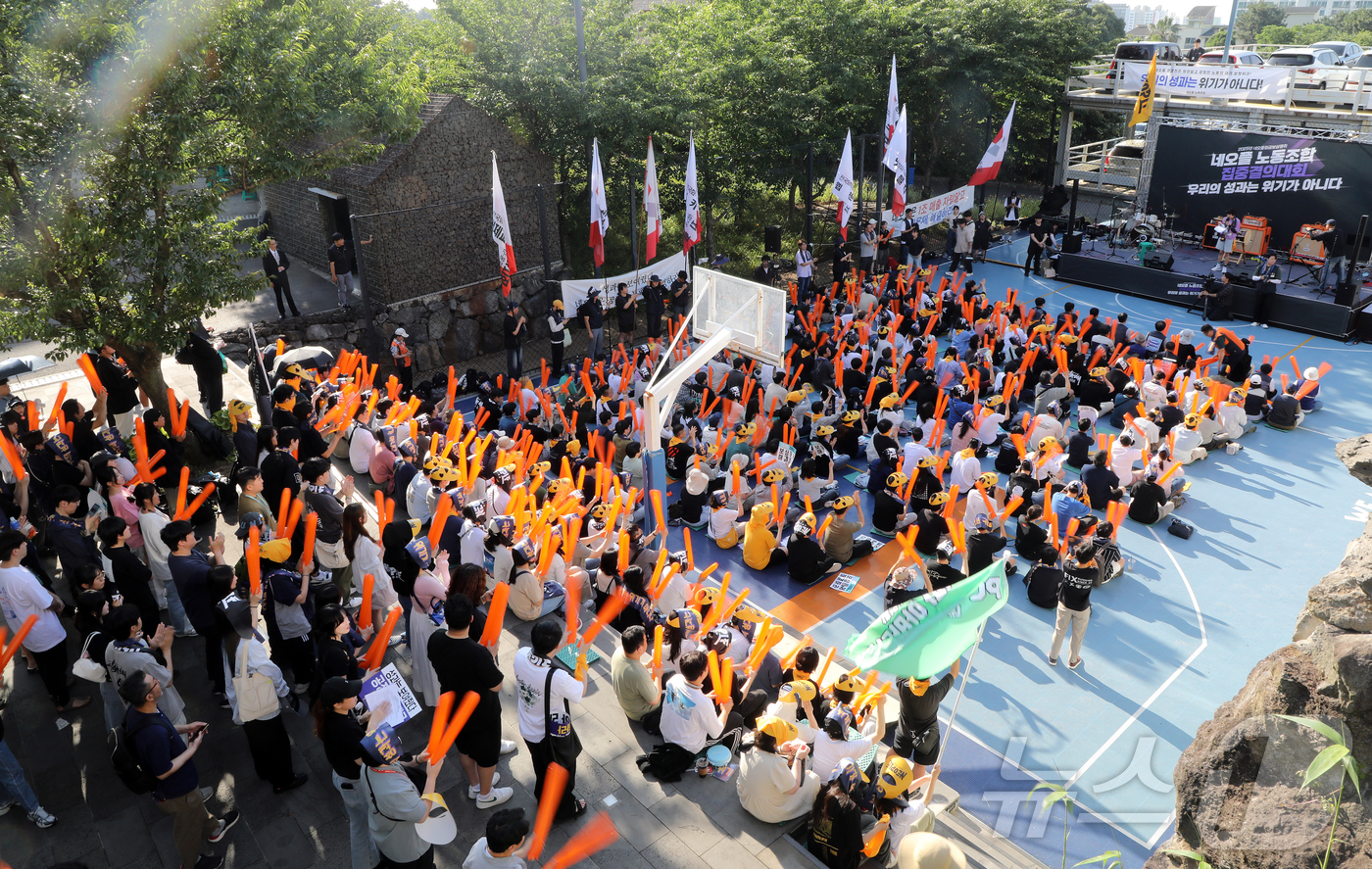 (제주=뉴스1) 오미란 기자 = 민주노총 화학섬유식품노조 넥슨지회 네오플분회 소속 네오플 본사 조합원들이 25일 오후 제주시 노형동 네오플 본사에서 총파업 결의대회를 하고 있다. …