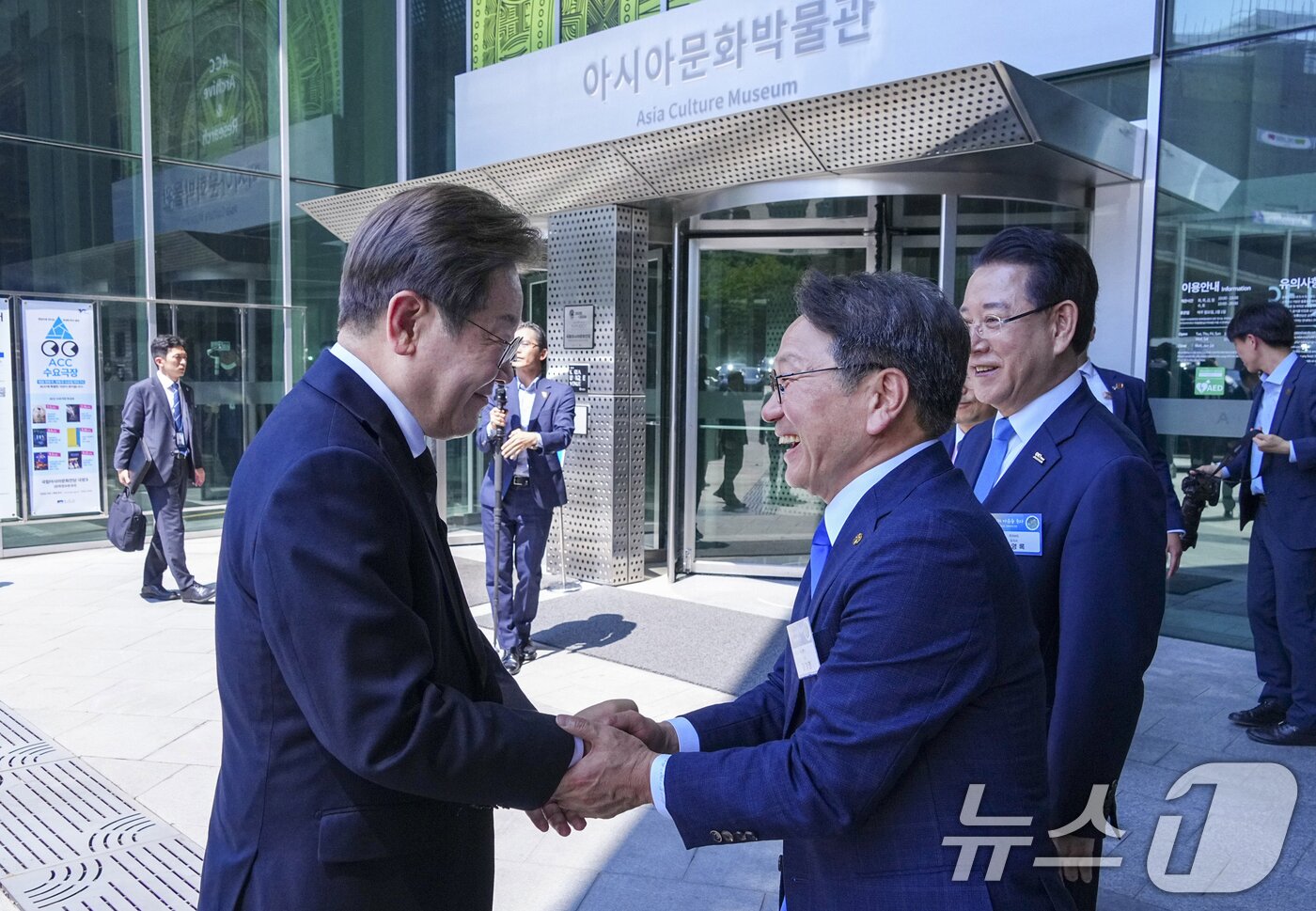 본문 이미지 - 강기정 광주시장이 25일 광주 국립아시아문화전당에서 &#39;호남의 마음을 듣다&#39; 타운홀 미팅 참석을 위해 광주를 찾은 이재명 대통령과 악수를 나누고 있다.&#40;광주시 제공. 재판매 및 DB 금지&#41; 2025.6.25/뉴스1 ⓒ News1 박준배 기자