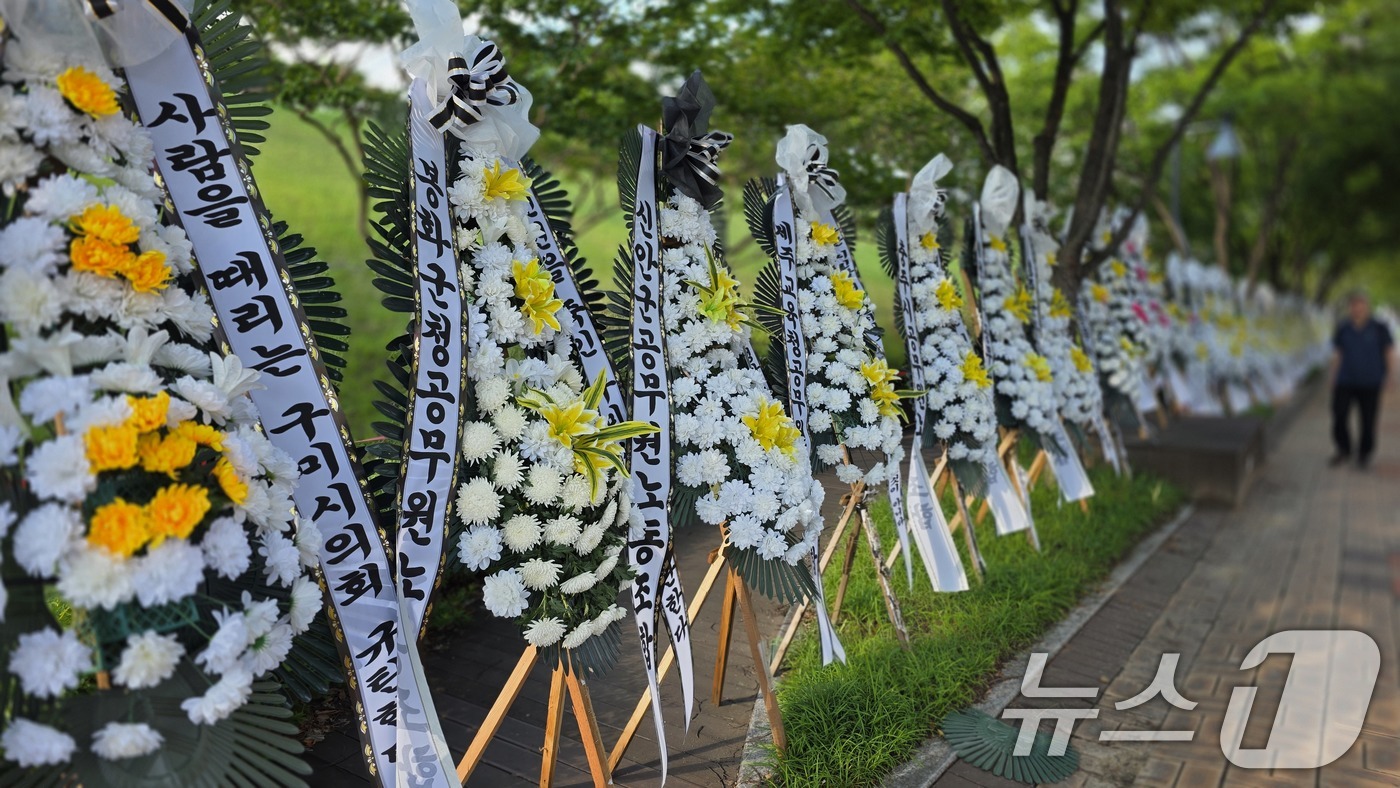 (구미=뉴스1) 정우용 기자 = 25일 경북 구미시의회 앞에 공식 행사장에서 공무원을 폭행한 안주찬 시의원에 대한 솜방망이 징계를 규탄하며 공무원노동조합 측이 보낸 근조 화환이 길 …