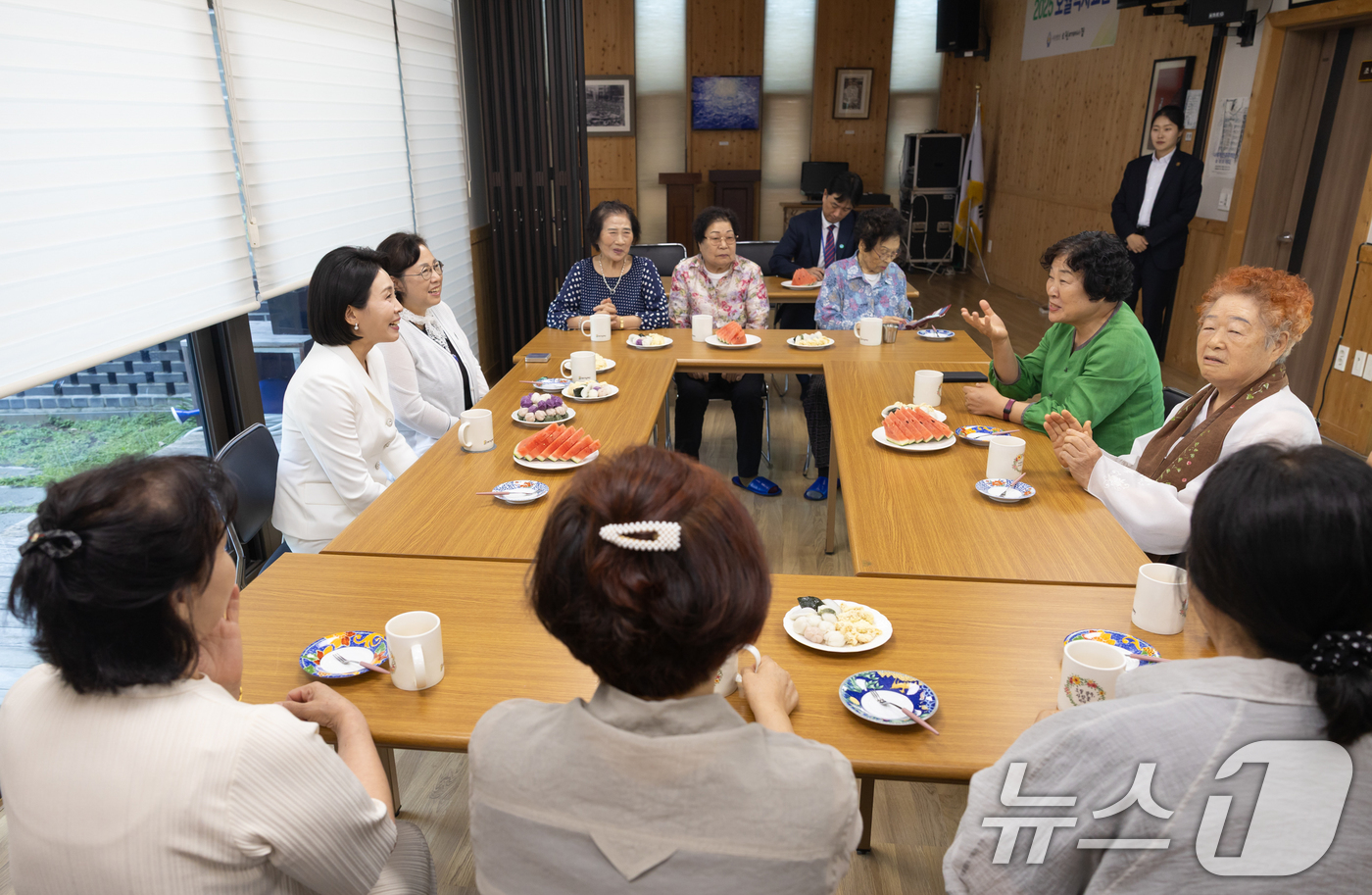 (서울=뉴스1) 허경 기자 = 이재명 대통령 부인 김혜경 여사가 25일 광주 남구 양림동 오월어머니집에 방문해 5·18민주화운동 유공자 유족인 오월어머니들과 면담하고 있다. (대통 …