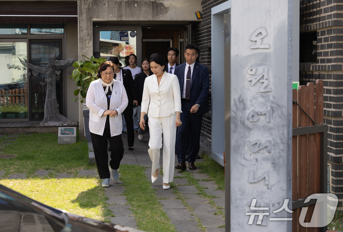 (서울=뉴스1) 허경 기자 = 이재명 대통령 부인 김혜경 여사가 25일 광주 남구 양림동 오월어머니집을 방문해 김형미 현 오월어머니집 관장과 대화하고 있다. (대통령실 제공. 재판 …