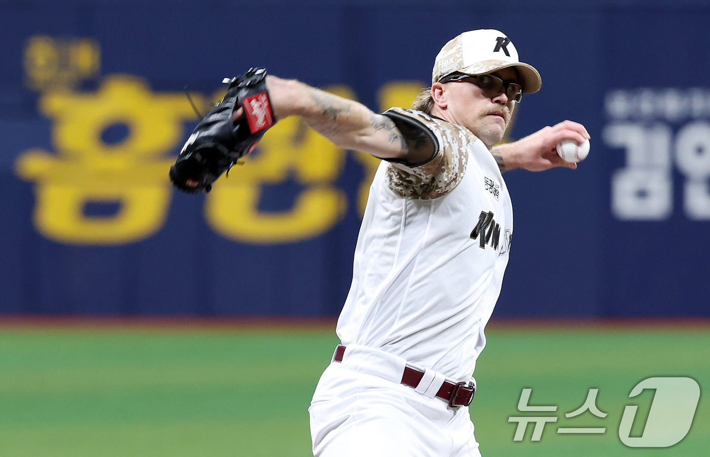(서울=뉴스1) 이동해 기자 = 25일 오후 서울 구로구 고척스카이돔에서 열린 프로야구 '2025 신한 SOL뱅크 KBO 리그' KIA와 키움의 경기, 1회초 키움 선발투수 웰스가 …