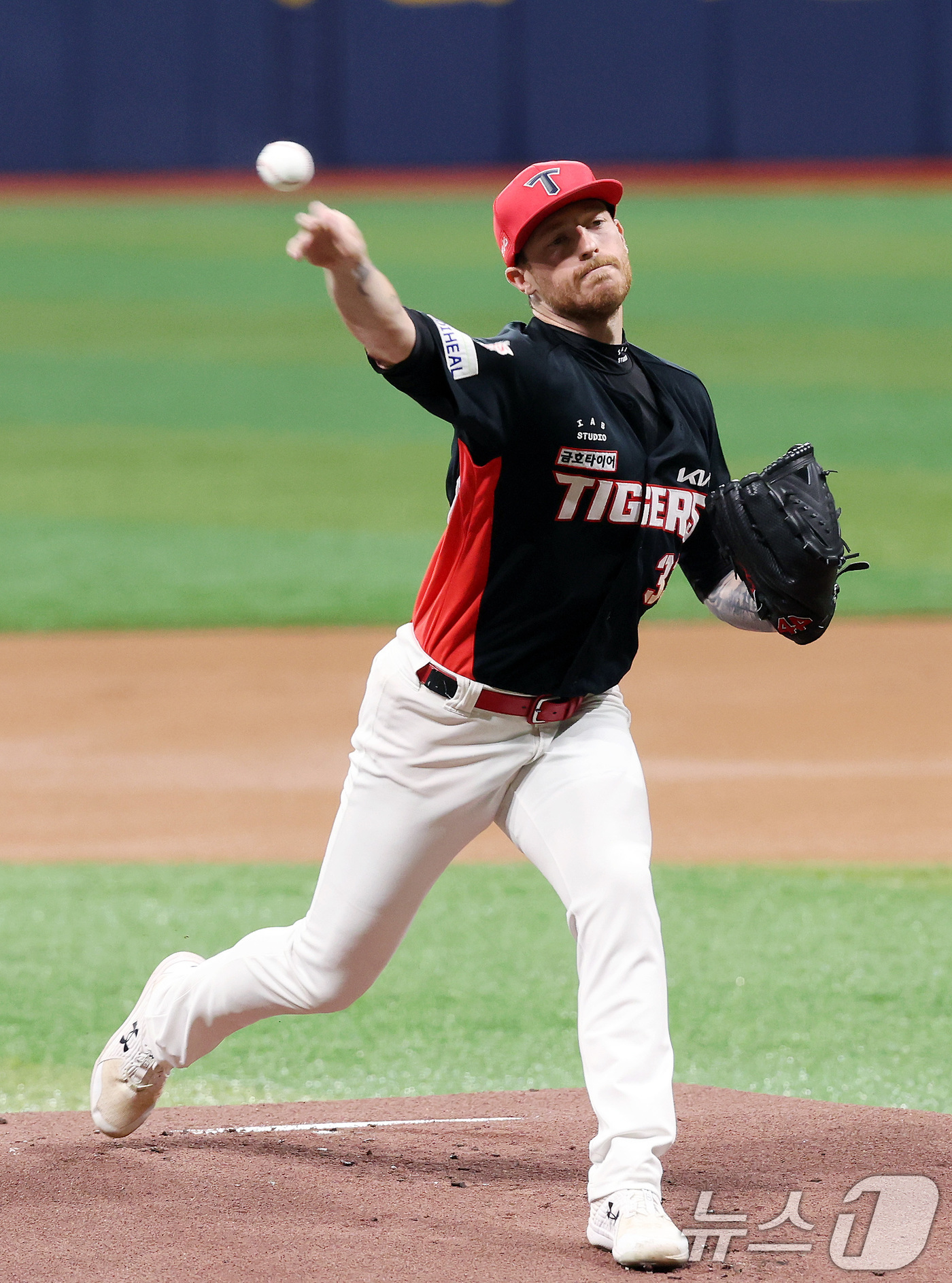 (서울=뉴스1) 이동해 기자 = 25일 오후 서울 구로구 고척스카이돔에서 열린 프로야구 '2025 신한 SOL뱅크 KBO 리그' KIA와 키움의 경기, 1회말 기아 선발투수 올러가 …