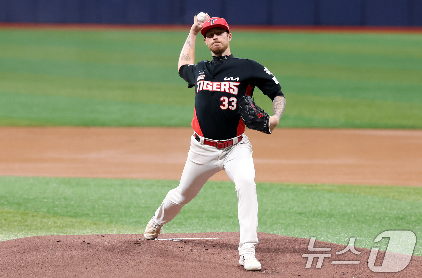 (서울=뉴스1) 이동해 기자 = 25일 오후 서울 구로구 고척스카이돔에서 열린 프로야구 '2025 신한 SOL뱅크 KBO 리그' KIA와 키움의 경기, 1회말 기아 선발투수 올러가 …