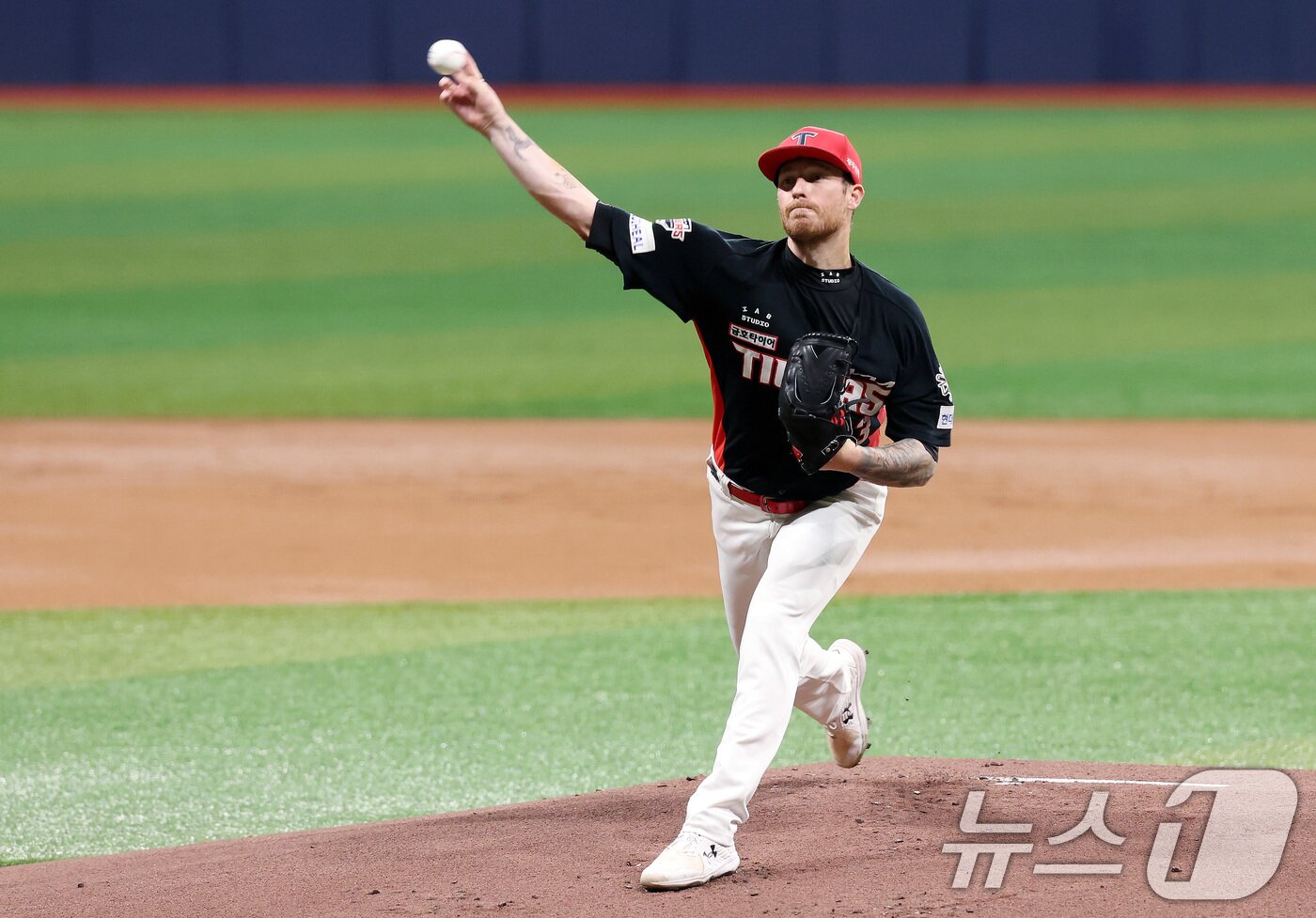 본문 이미지 - 25일 오후 서울 구로구 고척스카이돔에서 열린 프로야구 &#39;2025 신한 SOL뱅크 KBO 리그&#39; KIA와 키움의 경기, 1회말 기아 선발투수 올러가 역투하고 있다. 2025.6.25/뉴스1 ⓒ News1 이동해 기자