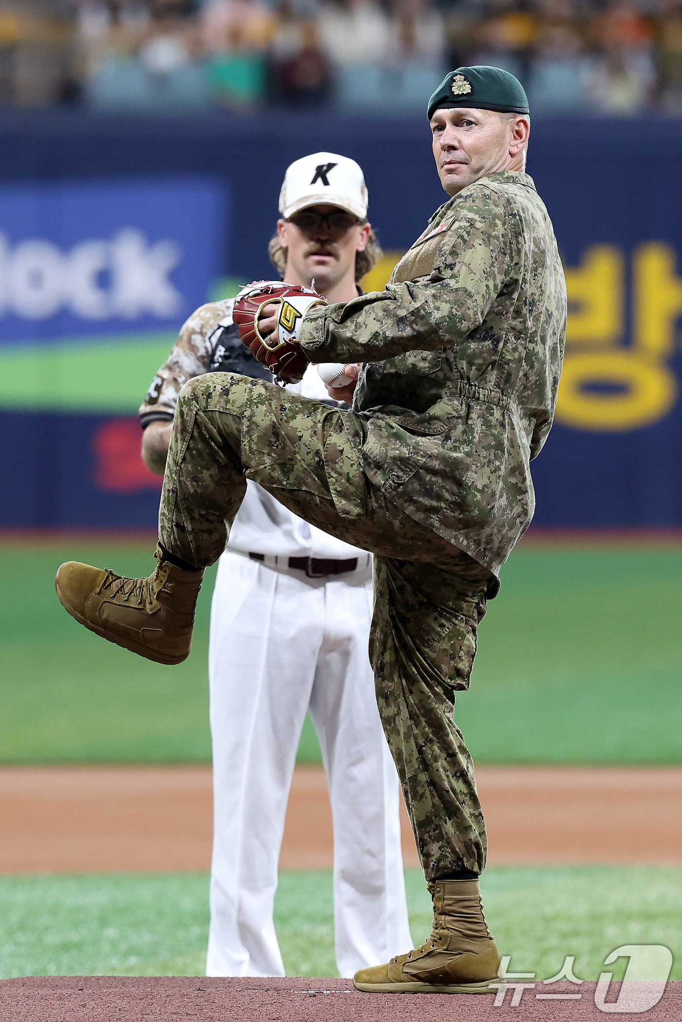 (서울=뉴스1) 이동해 기자 = 데릭 매콜리 주한유엔군사령부 부사령관이 25일 오후 서울 구로구 고척스카이돔에서 열린 프로야구 '2025 신한 SOL뱅크 KBO 리그' KIA와 키 …