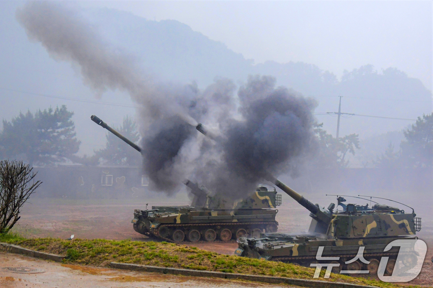 (서울=뉴스1) 민경석 기자 = 해병대 연평부대 장병들이 25일 서해 해상분계선 NLL 부근에서 실시된 해상 사격훈련에서 K9 자주포 사격을 하고 있다.서북도서방위사령부는 이날 훈 …