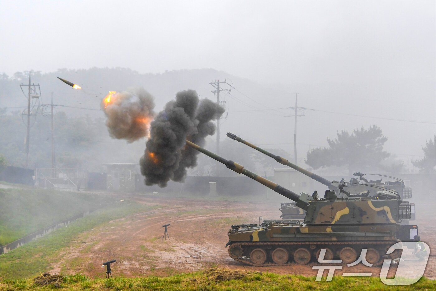 본문 이미지 - 해병대 연평부대 장병들이 25일 서해 해상분계선 NLL 부근에서 실시된 해상 사격훈련에서 K9 자주포 사격을 하고 있다.  (해병대사령부 제공. 재판매 및 DB 금지) 2025.6.25/뉴스1 ⓒ News1 민경석 기자