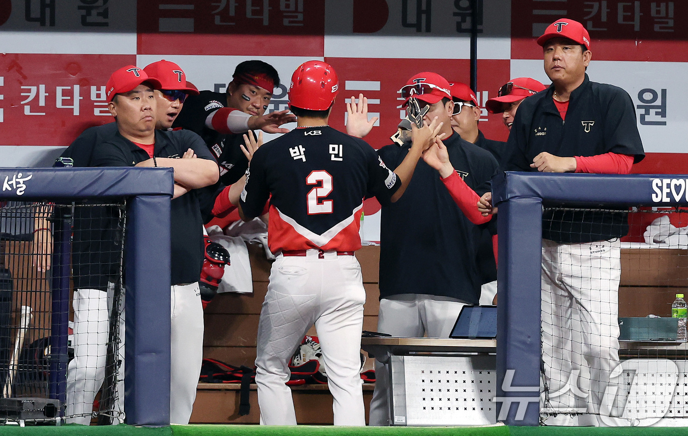 (서울=뉴스1) 이동해 기자 = 25일 오후 서울 구로구 고척스카이돔에서 열린 프로야구 '2025 신한 SOL뱅크 KBO 리그' KIA와 키움의 경기, 3회초 2사 2루 KIA 박 …