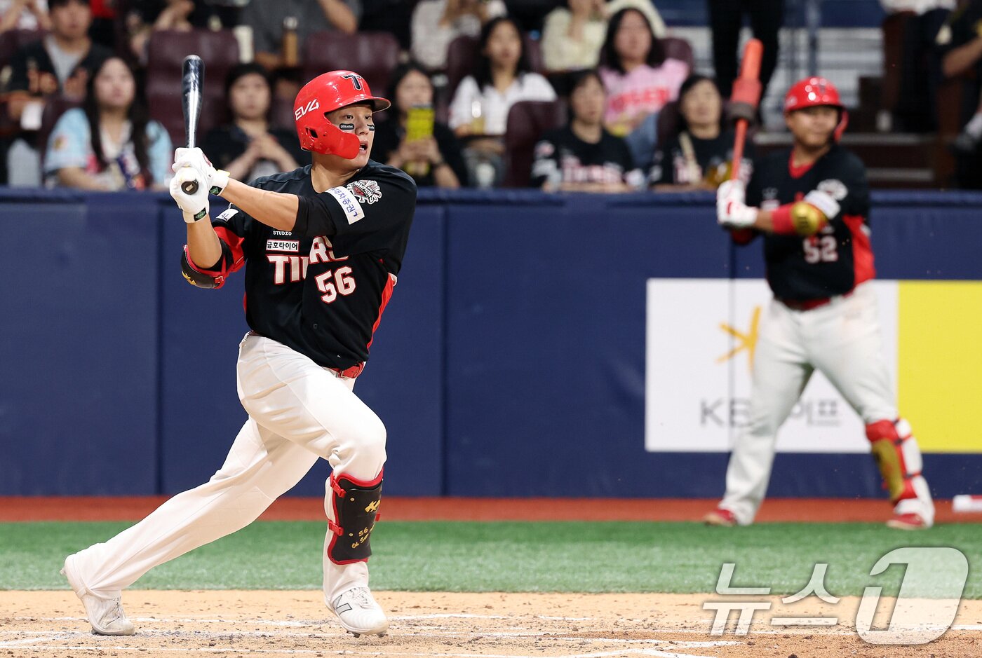 본문 이미지 - 25일 오후 서울 구로구 고척스카이돔에서 열린 프로야구 &#39;2025 신한 SOL뱅크 KBO 리그&#39; KIA와 키움의 경기, 4회초 무사 1루 KIA 오선우가 2루타를 때려내고 있다. 2025.6.25/뉴스1 ⓒ News1 이동해 기자