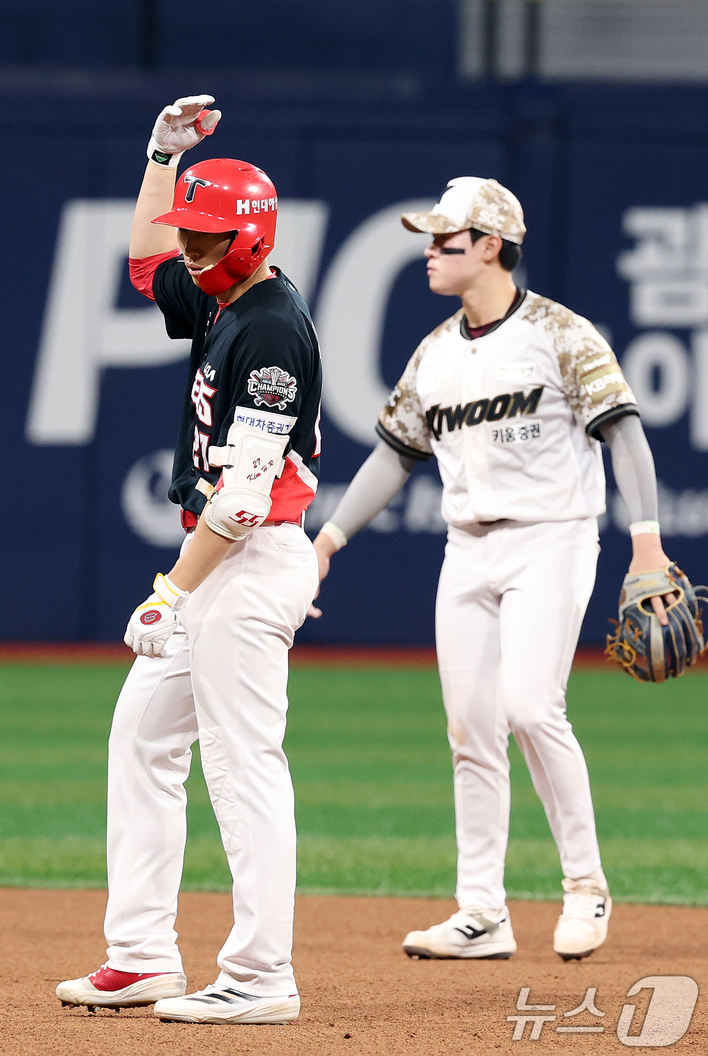 (서울=뉴스1) 이동해 기자 = 25일 오후 서울 구로구 고척스카이돔에서 열린 프로야구 '2025 신한 SOL뱅크 KBO 리그' KIA와 키움의 경기, 4회초 1사 2,3루 KIA …