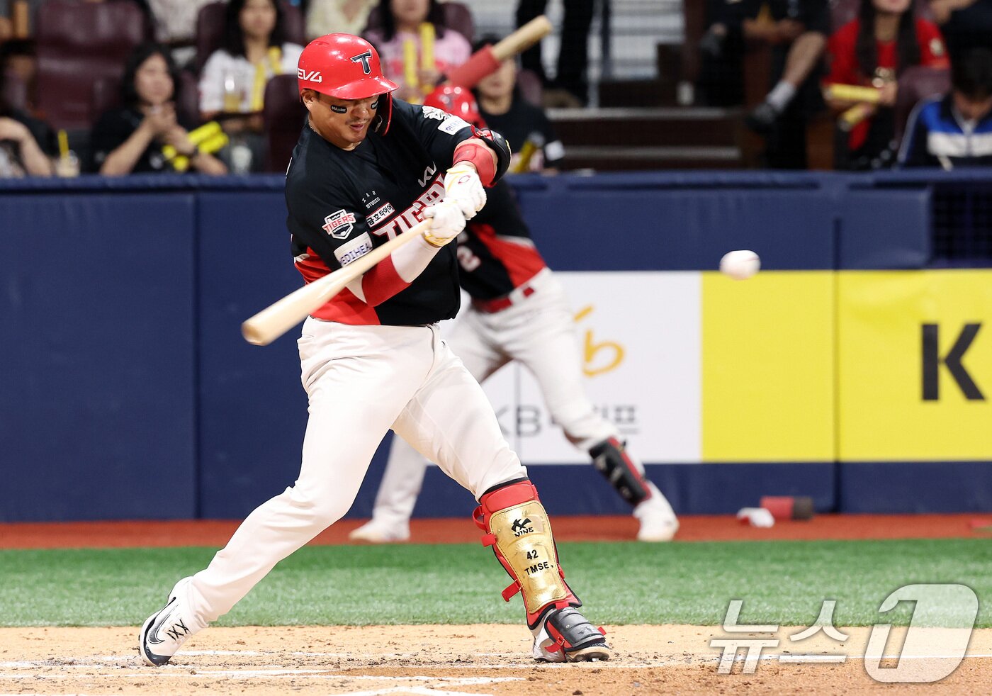 본문 이미지 - 25일 오후 서울 구로구 고척스카이돔에서 열린 프로야구 &#39;2025 신한 SOL뱅크 KBO 리그&#39; KIA와 키움의 경기, 4회초 1사 3루 KIA 김태군이 1타점 희생플라이를 날리고 있다. 2025.6.25/뉴스1 ⓒ News1 이동해 기자