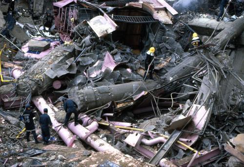 본문 이미지 - 삼풍백화점이 무너진 현장에서 소방 및 구조 인력이 희생자 및 부상자를 찾고 있다.&#40;1995.07.02 촬영&#41;/영상역사관 제공