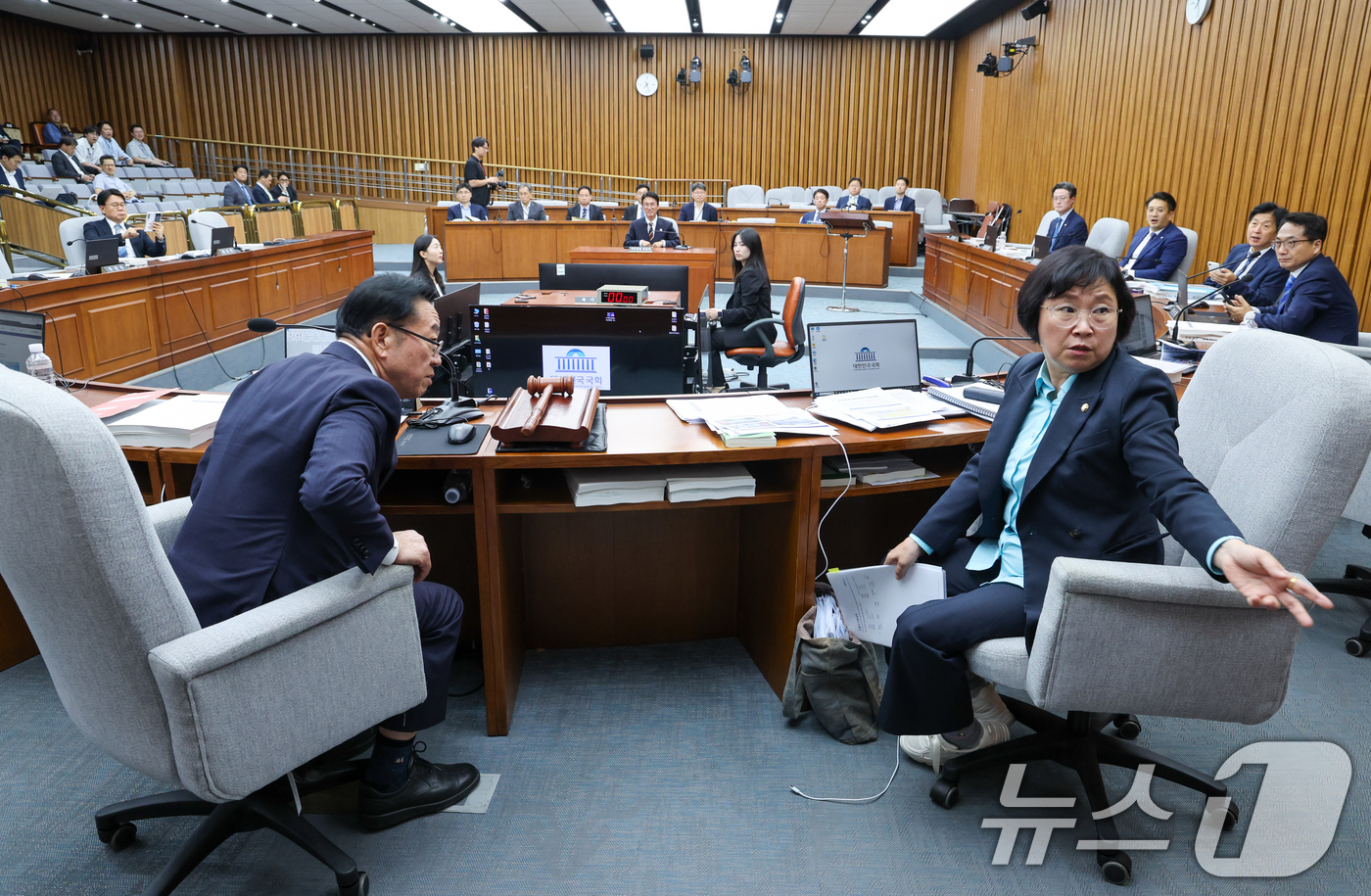 (서울=뉴스1) 안은나 기자 = 김민석 국무총리 후보자 인사청문특별위원회 이종배 위원장(왼쪽)과 더불어민주당 김현 간사가 25일 오후 서울 여의도 국회 인사청문회장에서 대화하고 있 …