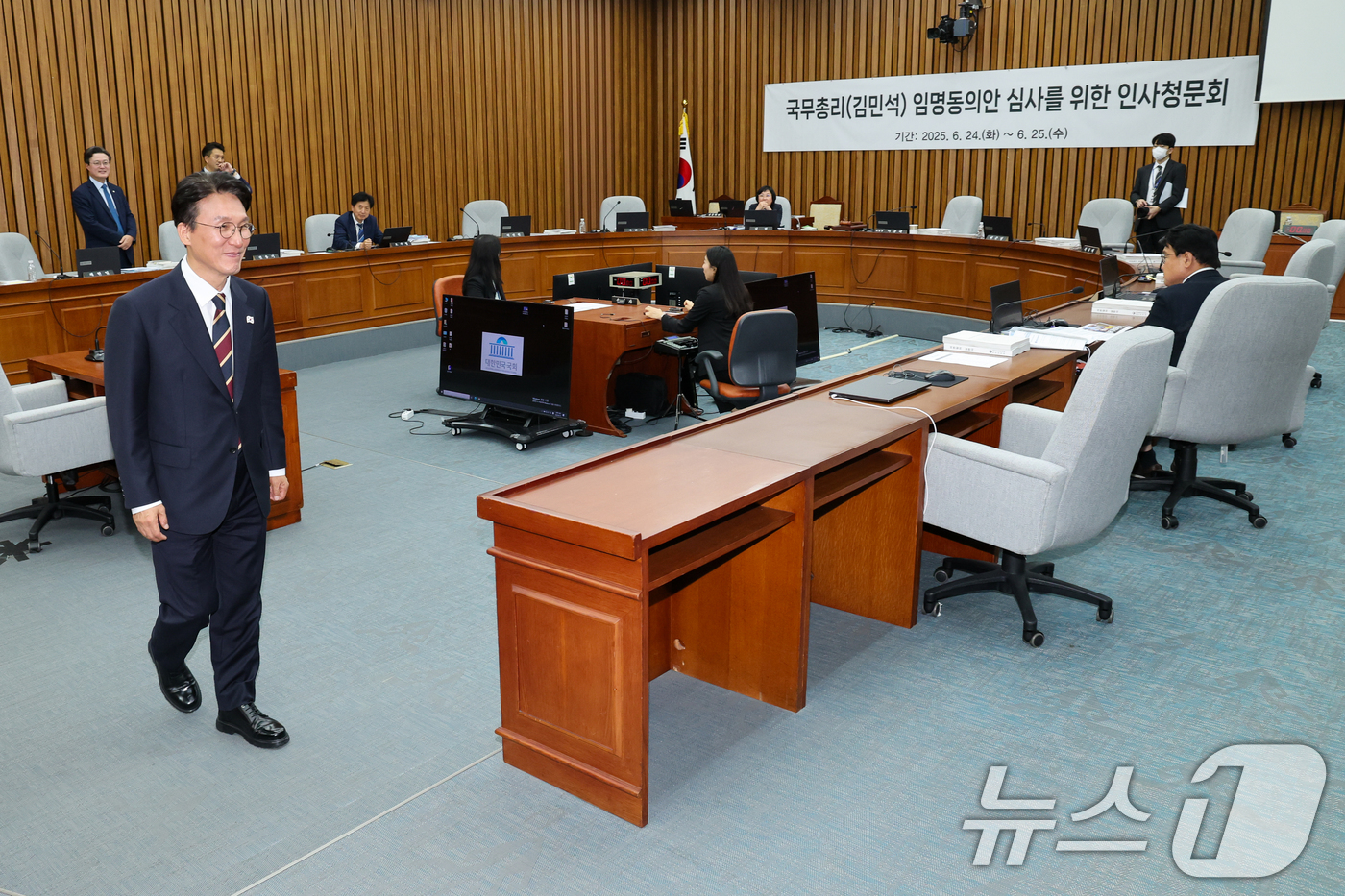 (서울=뉴스1) 안은나 기자 = 김민석 국무총리 후보자가 25일 오후 서울 여의도 국회에서 인사청문회 속개를 기다리다 정회 후 저녁식사를 위해 이동하고 있다. 이날 청문회는 오후 …