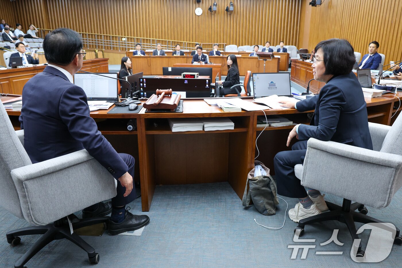 본문 이미지 - 김민석 국무총리 후보자 인사청문특별위원회 이종배 위원장&#40;왼쪽&#41;과 더불어민주당 김현 간사가 25일 오후 서울 여의도 국회 인사청문회장에서 대화하고 있다. 2025.6.25/뉴스1 ⓒ News1 안은나 기자
