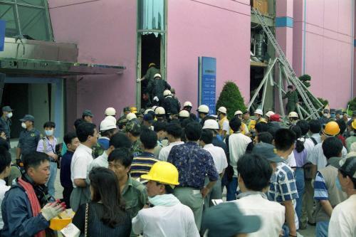 본문 이미지 - 삼풍백화점 붕괴 참사 현장에 관계자를 비롯해 일반 시민들이 뒤섞여 있다.&#40;1995.07.02 촬영&#41;/영상역사관 제공