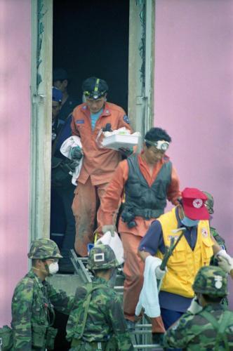 본문 이미지 - 소방대원들이 먼지투성이가 되어 삼풍백화점 붕괴 현장 밖으로 빠져나오고 있다. &#40;1995.07.02 촬영&#41;/영상역사관 제공