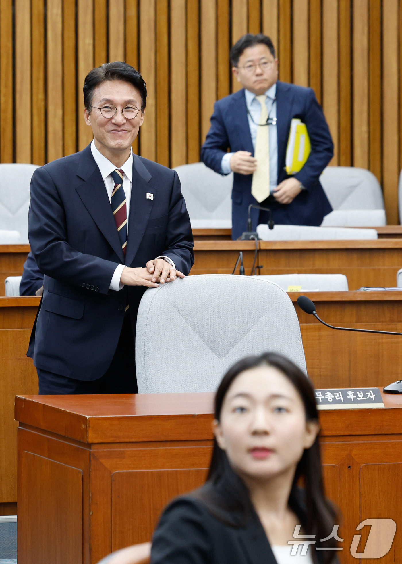 (서울=뉴스1) 안은나 기자 = 김민석 국무총리 후보자가 25일 오후 서울 여의도 국회에서 인사청문회 속개를 기다리다 정회 후 저녁식사를 위해 이동하고 있다. 이날 청문회는 오후 …