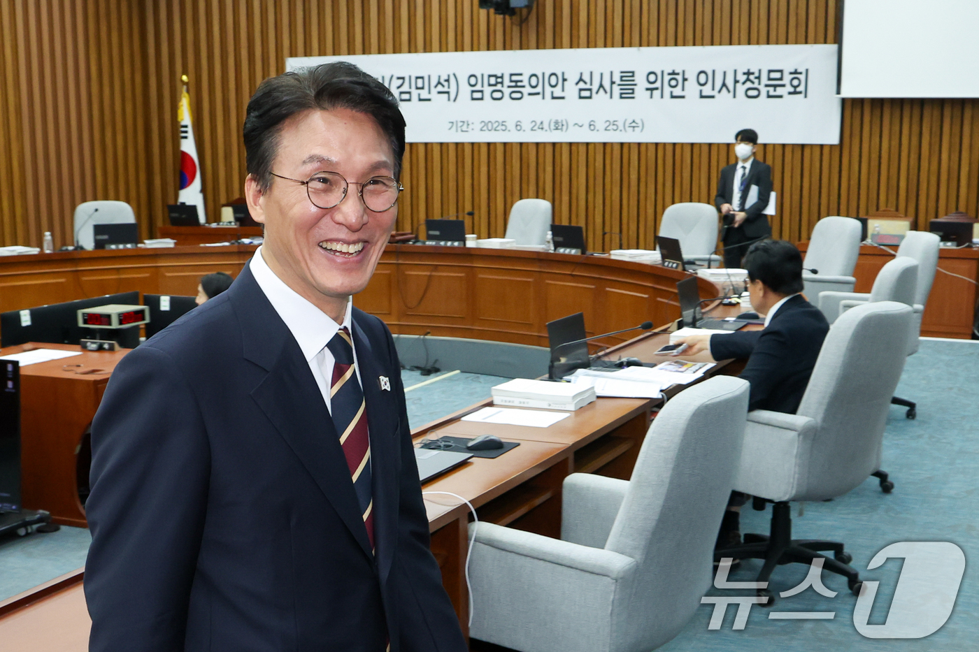 (서울=뉴스1) 안은나 기자 = 김민석 국무총리 후보자가 25일 오후 서울 여의도 국회에서 인사청문회 속개를 기다리다 정회 후 저녁식사를 위해 이동하고 있다. 이날 청문회는 오후 …