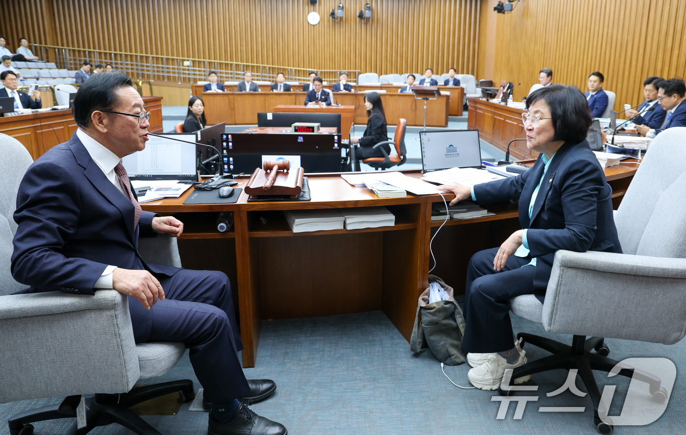 (서울=뉴스1) 안은나 기자 = 김민석 국무총리 후보자 인사청문특별위원회 이종배 위원장(왼쪽)과 더불어민주당 김현 간사가 25일 오후 서울 여의도 국회 인사청문회장에서 대화하고 있 …