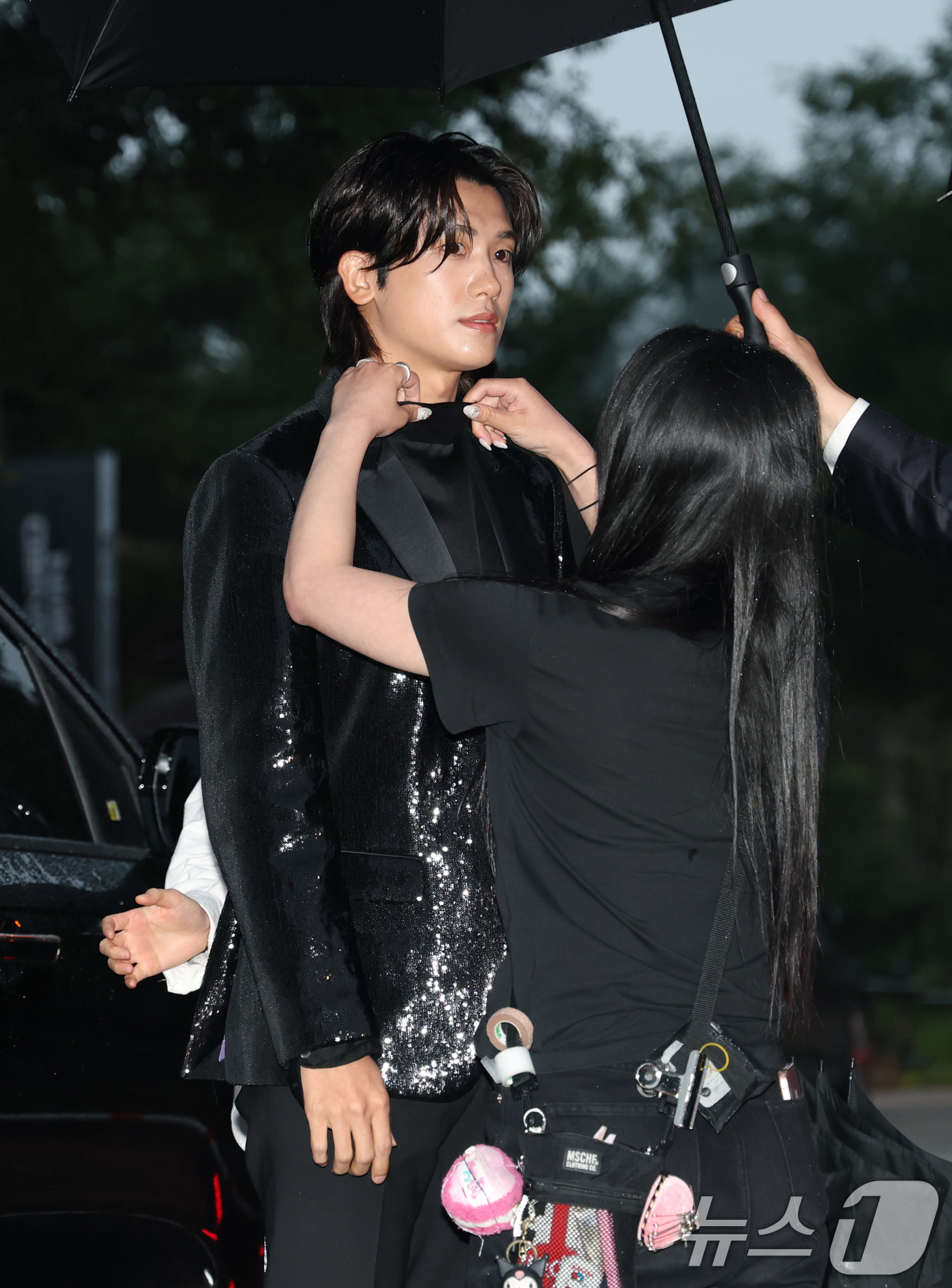 (서울=뉴스1) 권현진 기자 = 배우 박형식이 25일 서울 오후 마포구 문화비축기지에서 열린 ‘태그호이어 갈라 디너 이벤트’에 참석해 매무새를 고치고 있다. 2025.6.25/뉴스 …