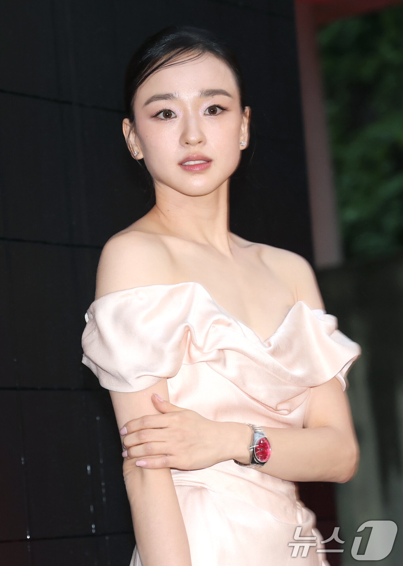 본문 이미지 - 전 체조선수 손연재가 25일 서울 오후 마포구 문화비축기지에서 열린 ‘태그호이어 갈라 디너 이벤트’에 참석해 포즈를 취하고 있다. ⓒ News1 권현진 기자
