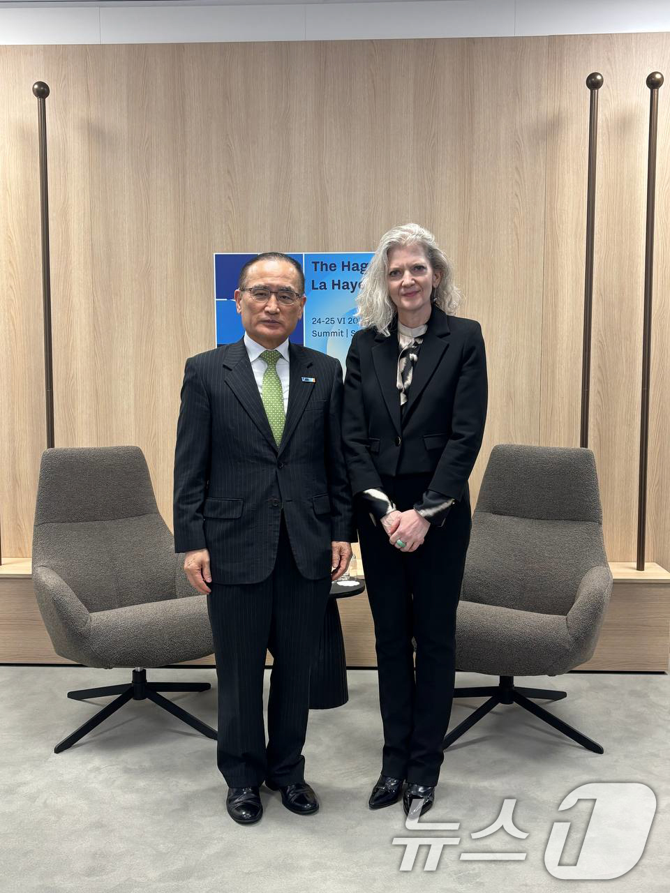 (서울=뉴스1) 허경 기자 = 위성락 대통령실 국가안보실장이 24일(현지시간) 네덜란드 헤이그에서 앨리슨 후커 미국 국무부 정무차관과 가진 NATO 정상회의 계기 면담에서 기념촬영 …