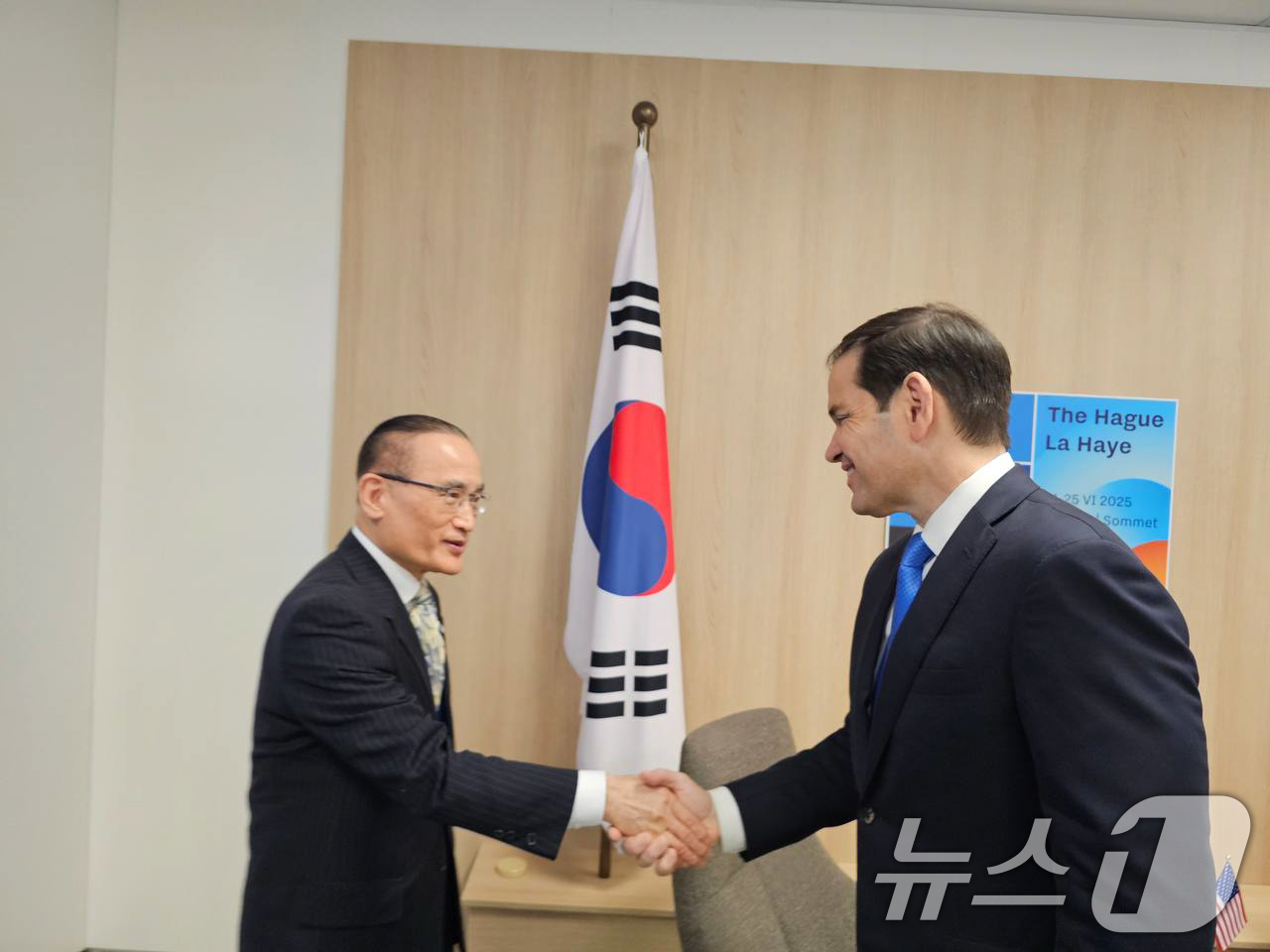 (서울=뉴스1) 허경 기자 = 위성락 대통령실 국가안보실장이 25일(현지시간) 네덜란드 헤이그에서 마르코 루비오 미국 국무장관 겸 국가안보보좌관과 가진 NATO 정상회의 계기 면담 …