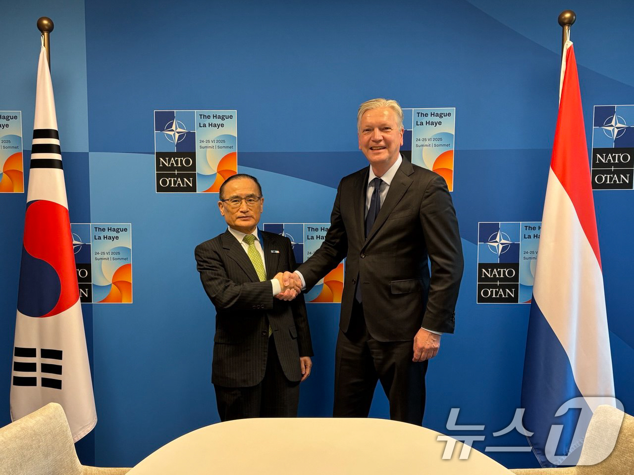 (서울=뉴스1) 허경 기자 = 위성락 대통령실 국가안보실장이 24일(현지시간) 네덜란드 헤이그에서 마르텐 보프 네덜란드 총리실 외교국방보좌관과 가진 NATO 정상회의 계기 면담에서 …